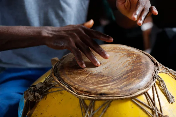 Katolik ayininde Djembe oyuncusu. Müziği. Agbonou Koeroma. Togo. 