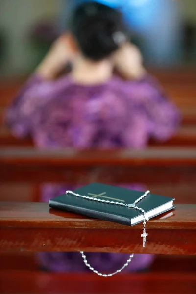 Mulher Rezando Bíblia Com Rosário Banco Igreja Basílica Nossa Senhora — Fotografia de Stock