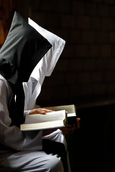シトー会の修道院 私のCaの娘 修道士は聖書を読んでいます ベトナム — ストック写真
