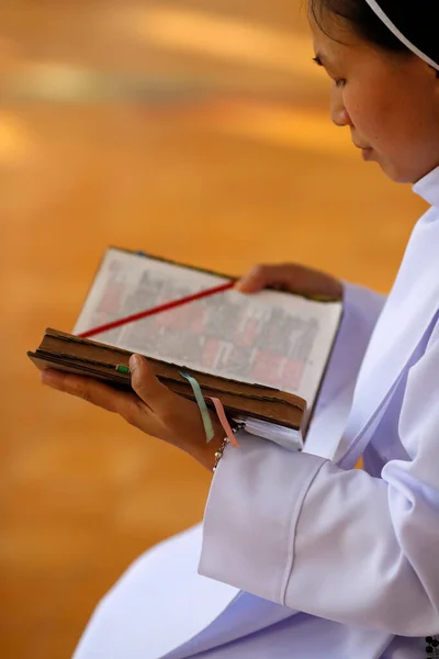 Freira Dominicana Lendo Bíblia Vietname — Fotografia de Stock
