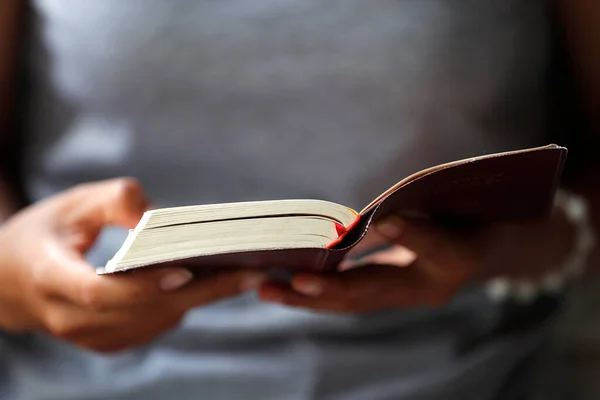 Ung Katolsk Flicka Läser Bibeln Närbild Kon Tum Vietnam — Stockfoto