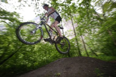 Dre Dans le l 'Darbon: Fransız Alplerinde dağ bisikleti yarışı. Fransa.