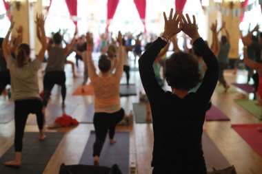 Chamonix Yoga Festivali. Yoga dersi. Fransa. 