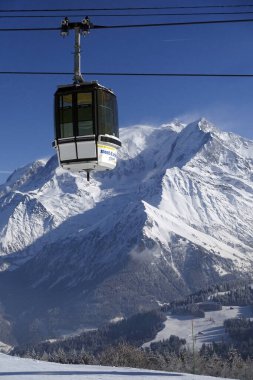 Mont Blanc Massif, Avrupa 'nın en yüksek dağı. 4810 metre Fransız tarafından görülüyor. Saint-Gervais Mont-Blanc. Kablolu Araba. 