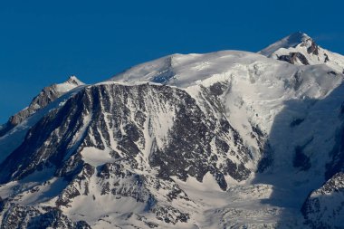 Mont Blanc Massif, Avrupa 'nın en yüksek dağı. 4810 metre Fransız tarafından görülüyor. Saint-Gervais Mont-Blanc. 