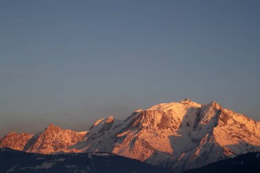 Mont Blanc Massif, Avrupa 'nın en yüksek dağı. 4810 metre Fransız tarafından görülüyor. Saint-Gervais Mont-Blanc. 