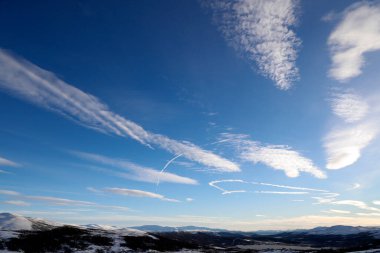 DovrefrejellSunndalsfjella Ulusal Parkı. Mavi gökyüzü. Norveç.   