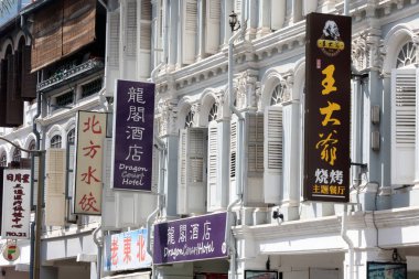 Renkli koloni mimarisi. Çin Mahallesi. Singapur.