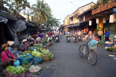 Merkez Market 'teki meyve ve sebze satıcıları. Hoi An. Vietnam. 