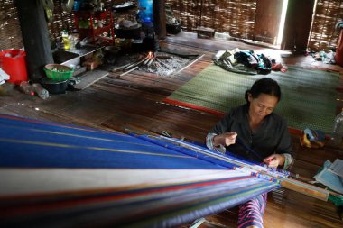 Bahnar (Ba Na) etnik grup. Ahşap dokuma tezgahında ipek ören kadın. Kon Tum. Vietnam.