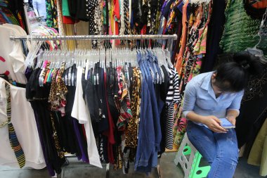 Kıyafet Pazarı. Elbiseli askılar. Vietnam.