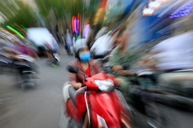 Saigon Caddesi 'nde motosikletler. Vietnam. 