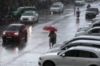 Saigon Caddesi 'nde şiddetli muson yağmurları. Vietnam. 