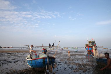 Vung Tau. Balıkçılar sahilde bir ağ hazırlıyor. Vietnam. 