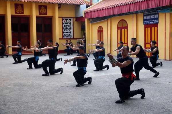 Hombres Practicando Artes Marciales Templo Budista Ciudad Chi Minh Vietnam — Foto de Stock