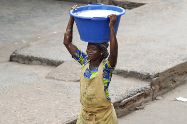 Fransız STK 'sı La Chaine de l' Espoir tarafından desteklenen Afrika ilkokulu. Yiyecek dağıtımı. Lome. Togo. 