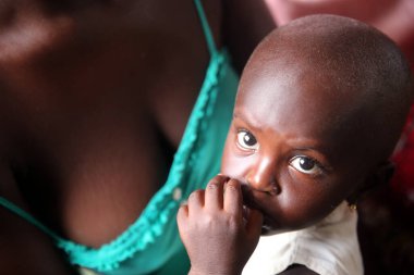 Afrika köyü hayatı. Bebekli bir kadın. Lome. Togo.