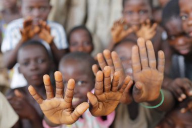 Afrika köyü. Bir grup çocuk ellerini gösteriyor. Datcha-Attikpaye. Togo. 