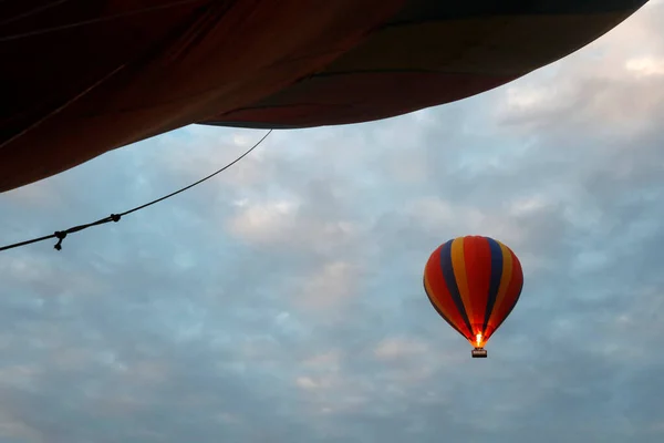 Een Gasstraalvlam Vult Een Heteluchtballon Bij Dageraad Voor Een Toeristische — Stockfoto