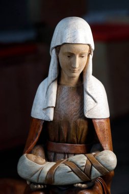 Doğum sahnesi. Noel beşiği. Bakire Meryem ve bebek İsa. Katolik kilisesi. Fransa. 