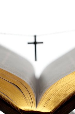 Hıristiyan haçı İncil 'in üzerinde.