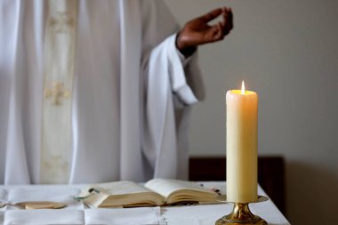 Coronavirus salgını (covod-19). Aziz Joseph des Fins Bazilikası Kilisesi 'nde Pazar Ayini. 