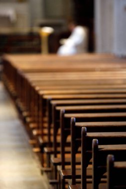 Coronavirüs salgını (COVID-19). Koruma önlemleri. Boş bir kilisede Yükseliş Ayini Kutlaması. 