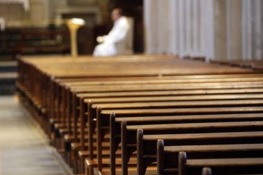 Coronavirüs salgını (COVID-19). Tecrit ve koruma önlemleri. Boş kilise. Sallanch 'lar. Fransa. 