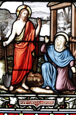 Cordeliers kilisesi. Lekeli cam pencere. İsa 'nın Meryem' e görünümü. Lons le Saunier. Fransa. 