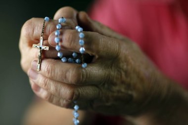 Adam tespih çekiyor. Ellerinizi kapatın. Fransa. 