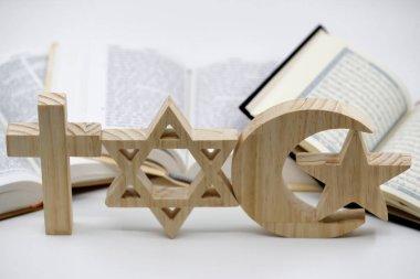 Üç tek tanrılı din. Hıristiyanlık, İslam ve Yahudilik. Thorah, Kuran, timsahlı İncil, Davud yıldızı ve Müslüman Hilal. Dinlerarası veya dinler arası semboller. Fransa. 