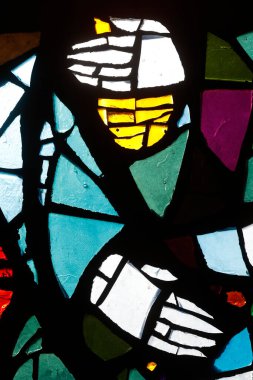 Aziz Roch Kilisesi. Lekeli cam pencere. Bakire Meryem ve çocuğu. Cannes. Fransa. 