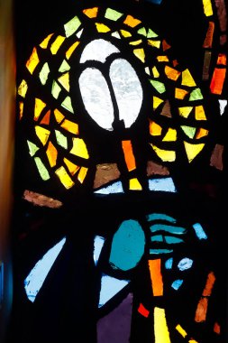 Aziz Roch Kilisesi. Lekeli cam pencere. Kadının renkli ayrıntıları. Cannes. Fransa. 