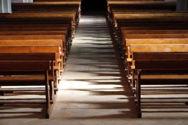 Boş banklar. Saint Gervais Kilisesi. Fransa. 