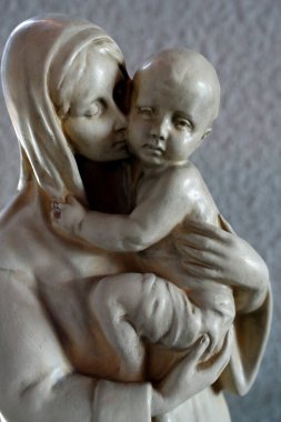 Aziz Genevieve Kilisesi. Bakire ve Çocuk heykeli. Annecy. Fransa. 