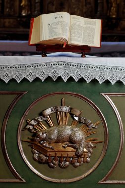 Notre Dame de l 'Assomption de Cordon Kilisesi. İncil 'i aç. Yeni Ahit. Evangelist Yahya, dördüncü İncil 'in yazarı. Fransa. 