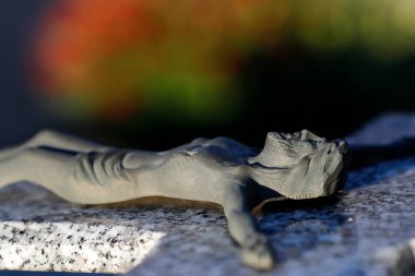 Azizler Günü mezarlıkta. Haç. Haç. Çarmıha gerilmiş İsa. 