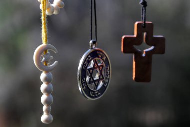 Hristiyanlık, İslam, Musevilik 3 tek tanrılı din. Yahudi Davis Yıldızı, İslami haç, hilal ve Hıristiyan haçı. Dinlerarası semboller. Fransa. 