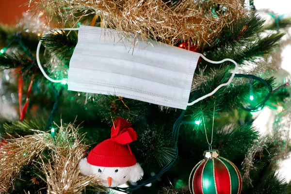 Árbol Navidad Con Máscara Quirúrgica Coronavirus Colgando Del Árbol Covid —  Fotos de Stock