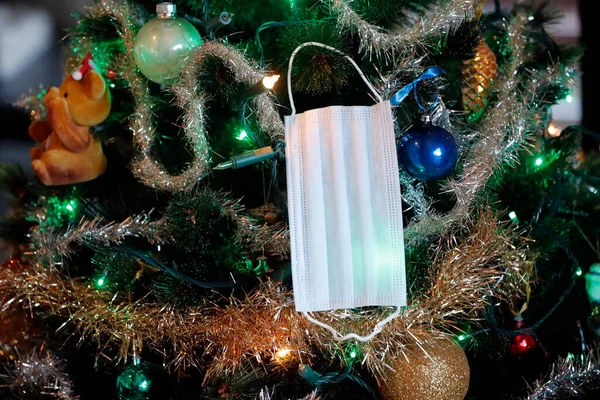 Árbol Navidad Con Máscara Quirúrgica Coronavirus Colgando Del Árbol Covid —  Fotos de Stock