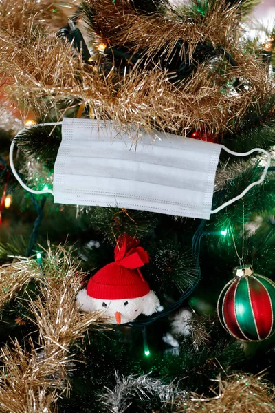 Vánoční Stromek Koronavirovou Chirurgickou Maskou Zavěšenou Stromě Covid Francie — Stock fotografie