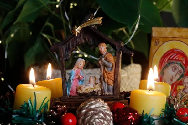 Kerstkribbe Natuurlijke Adventskrans Kroon Met Vier Brandende Gele Kaarsen Kerstcompositie — Stockfoto