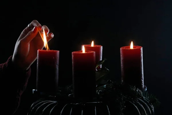 Grinalda Advento Coroa Mulher Ligando Velas Vermelhas Composição Natal França — Fotografia de Stock