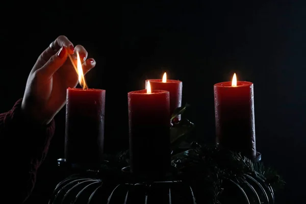 Corona Adviento Corona Mujer Ligando Velas Rojas Composición Navideña Francia —  Fotos de Stock