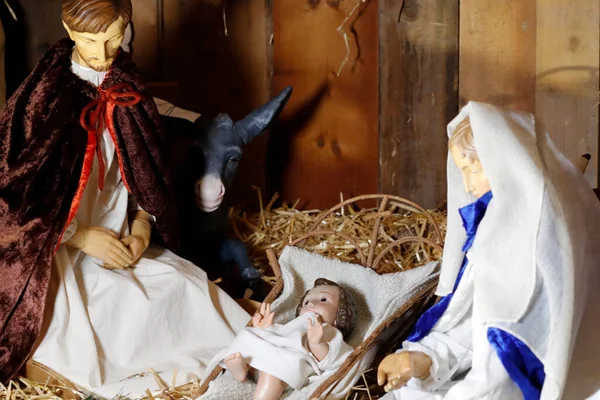 Рождественская Сцена Рождественская Кроватка Святая Семья Младенцем Иисусом Католическая Церковь — стоковое фото