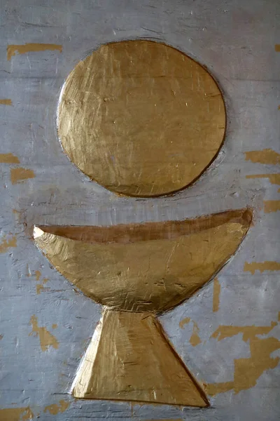 有一个有礼仪元素的门的帐幕 圣杯和薄饼 Annecy — 图库照片