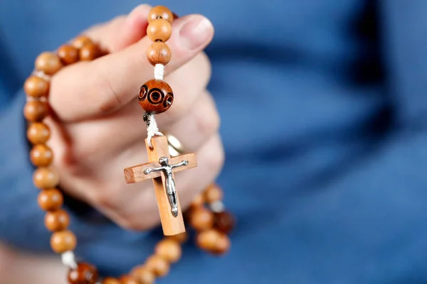 Католицька Жінка Молиться Намистинами Зачиніть Руки Франція — стокове фото