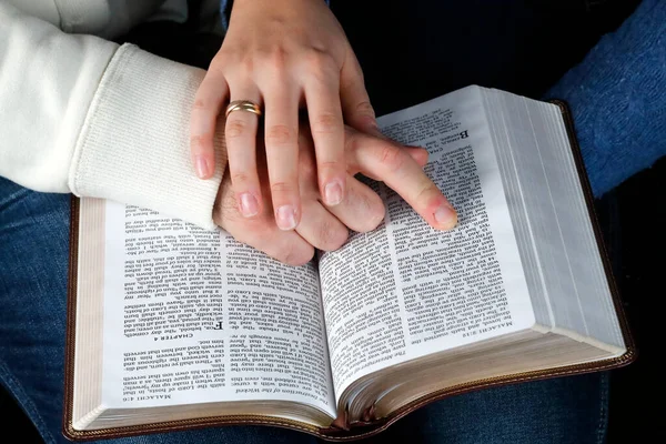 Мужчина Женщина Читают Вместе Библию Дома Христианская Пара Живущая Любви — стоковое фото