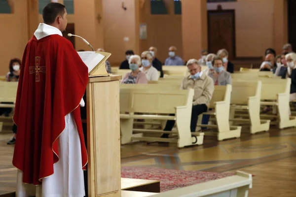 Epidemia Coronavirus Covid Medidas Bloqueo Contención Misa Dominical Una Iglesia —  Fotos de Stock