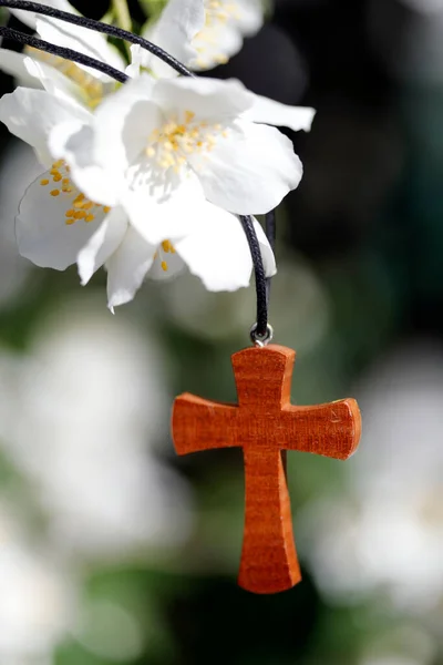 Christliches Kreuz Mit Weißen Blumen — Stockfoto